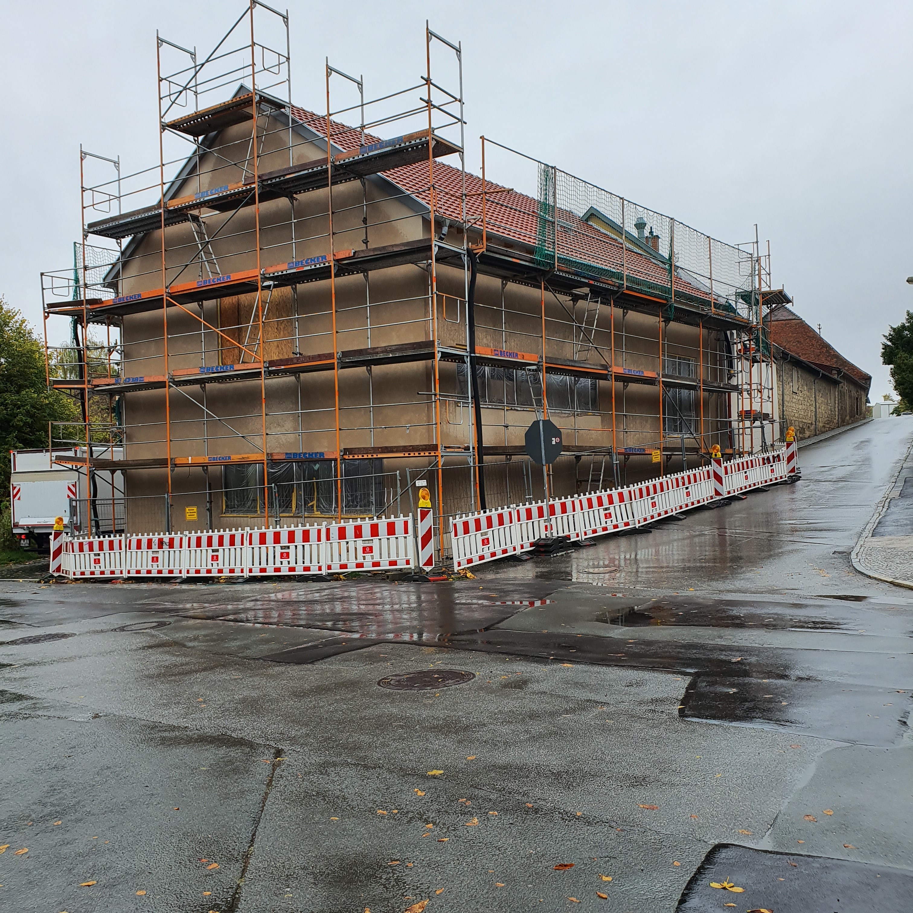 Saniertes Gebäude in Weimar mit Gerüst